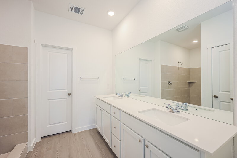 1,750/Mo, 534 Kayden Ct Marion, TX 78124 Main Bathroom View