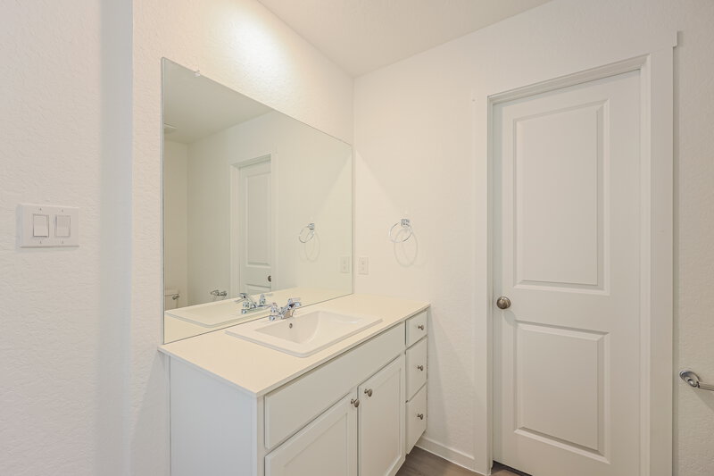 1,985/Mo, 11816 California Rose Converse, TX 78109 Main Bathroom View