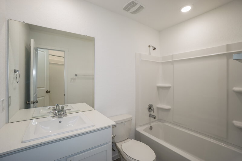 1,650/Mo, 11555 Field Briar Converse, TX 78109 Bathroom View