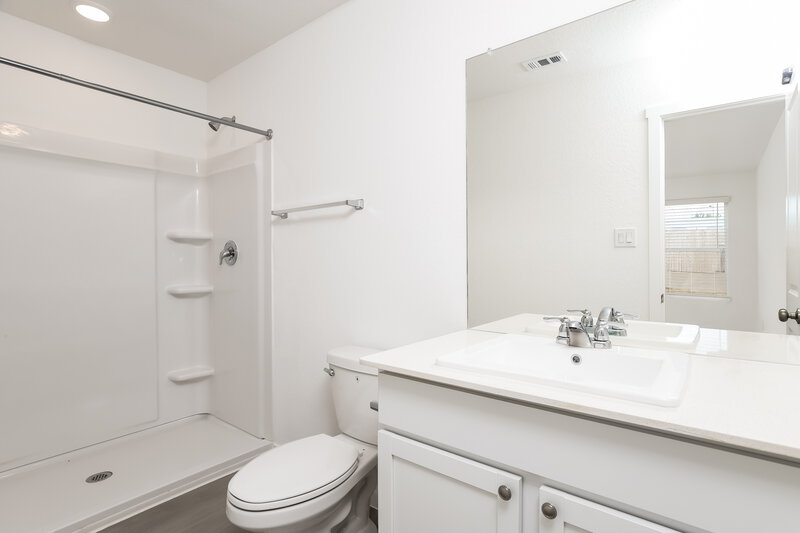 1,420/Mo, 15487 Jake Xing San Antonio, TX 78253 Main Bathroom View 2