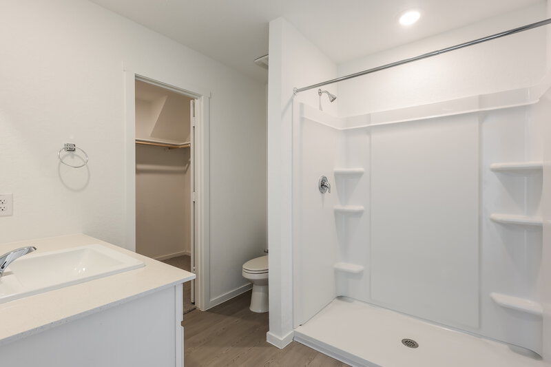 1,320/Mo, 533 Chevre Rd New Braunfels, TX 78130 Main Bathroom View