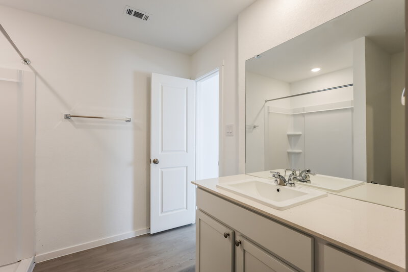 1,320/Mo, 533 Chevre Rd New Braunfels, TX 78130 Main Bathroom View 2