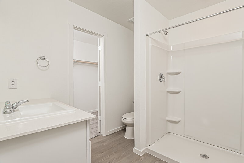 1,735/Mo, 517 Chevre Rd New Braunfels, TX 78130 Main Bathroom View