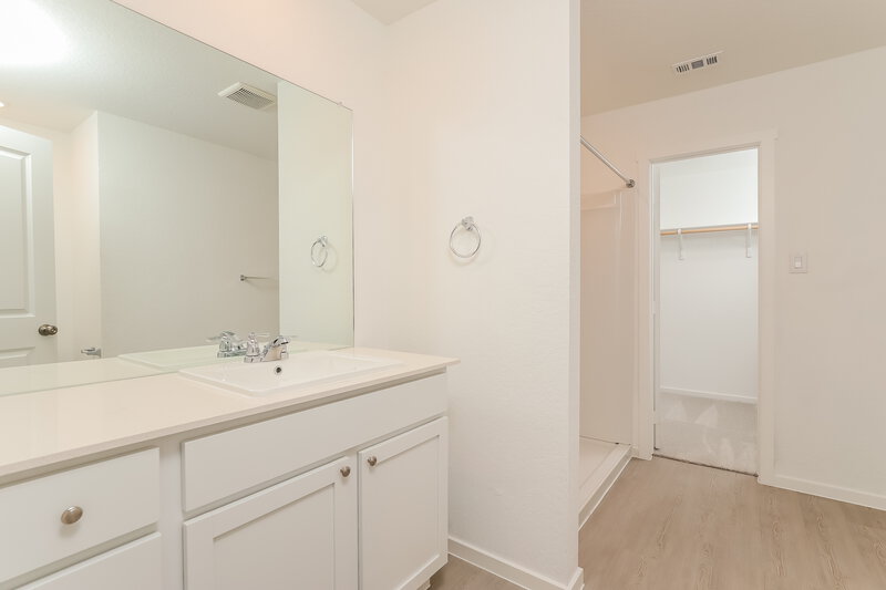 1,580/Mo, 15430 Jake Xing San Antonio, TX 78253 Main Bathroom View