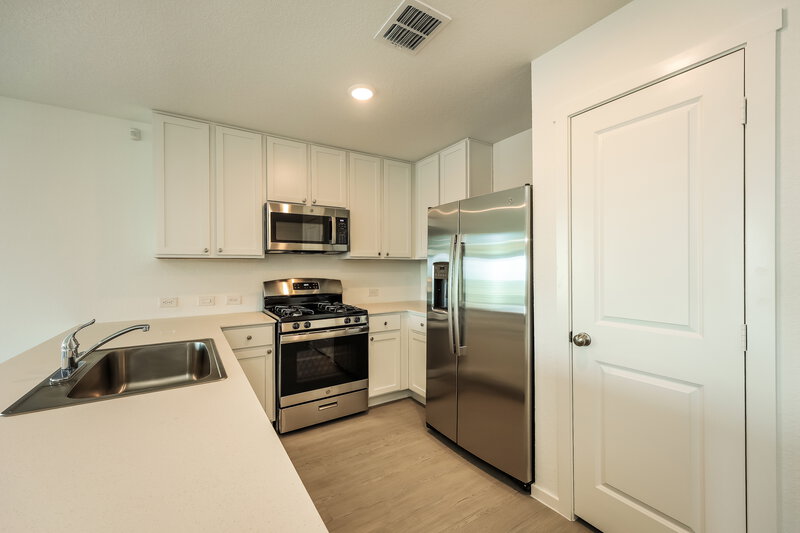 1,795/Mo, 15422 Jake Xing San Antonio, TX 78253 Kitchen View 2
