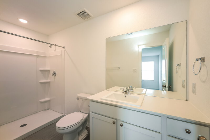 1,795/Mo, 15422 Jake Xing San Antonio, TX 78253 Main Bathroom View
