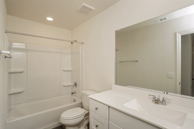 1,735/Mo, 5607 Finch Cyn Converse, TX 78109 Bathroom View