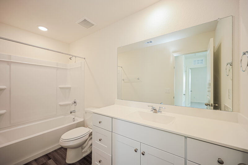 1,985/Mo, 5619 Finch Cyn Converse, TX 78109 Bathroom View