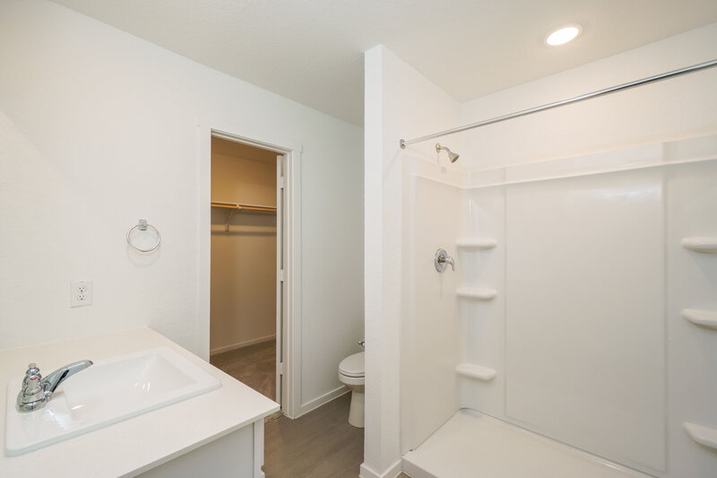 1,610/Mo, 1866 Musk Rose Converse, TX 78109 Main Bathroom View