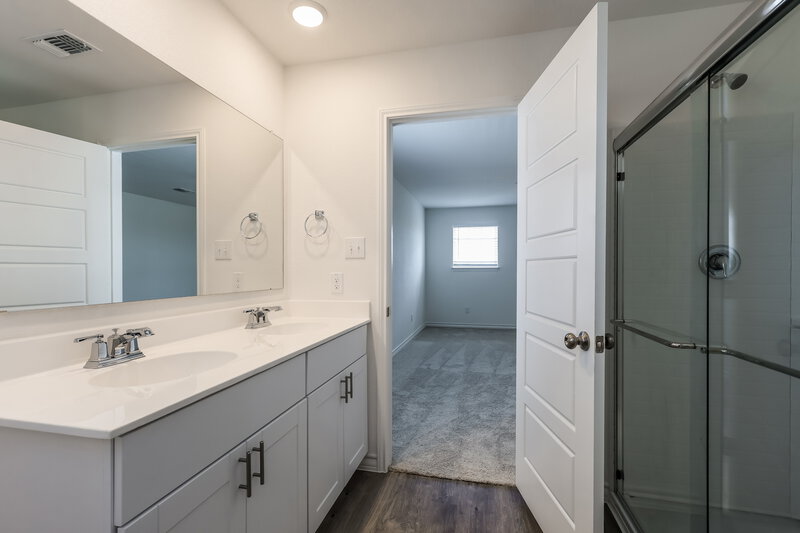2,700/Mo, 1541 Golden Wheat New Braunfels, TX 78130 Main Bathroom View 2