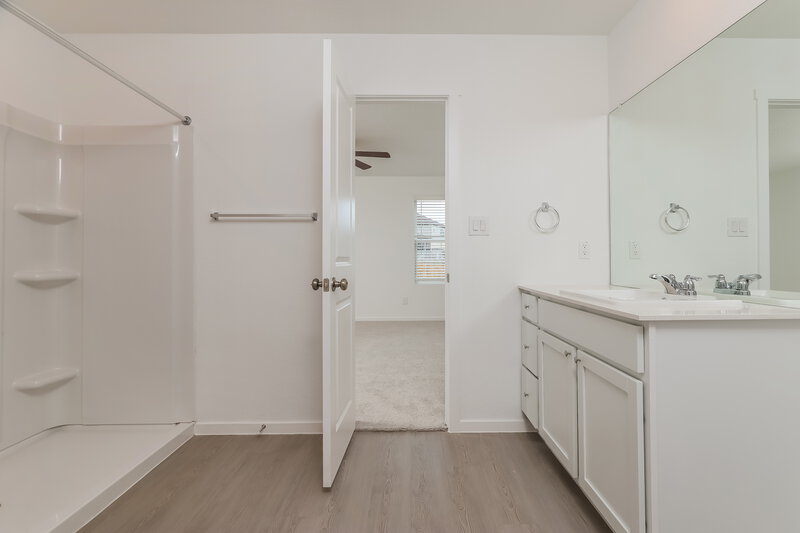 1,590/Mo, 2230 Croaker Crk San Antonio, TX 78253 Main Bathroom View 2