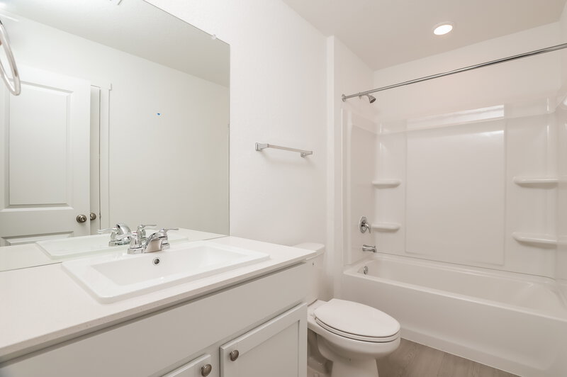 1,515/Mo, 2218 Croaker Crk San Antonio, TX 78253 Main Bathroom View