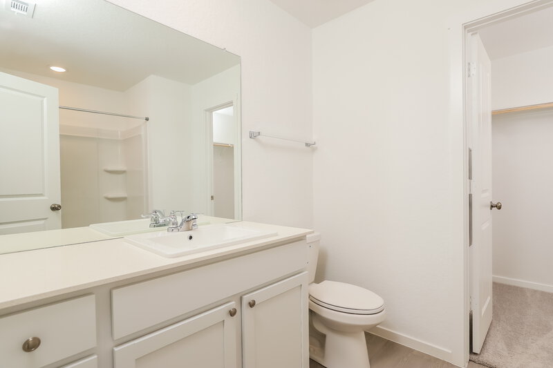 1,600/Mo, 11509 Chestnut Rose Converse, TX 78109 Main Bathroom View