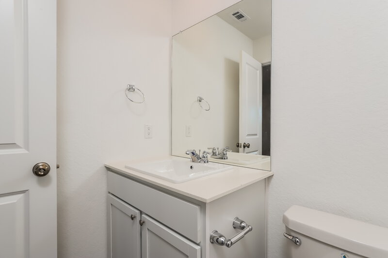 1,600/Mo, 11509 Chestnut Rose Converse, TX 78109 Bathroom View 2