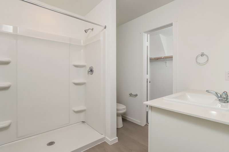 1,495/Mo, 1830 Musk Rose Converse, TX 78109 Main Bathroom View