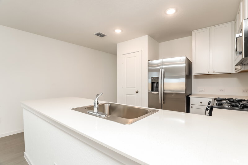 1,620/Mo, 10043 Mather Way Converse, TX 78109 Kitchen View