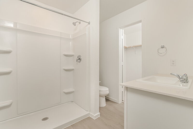 1,620/Mo, 10043 Mather Way Converse, TX 78109 Main Bathroom View