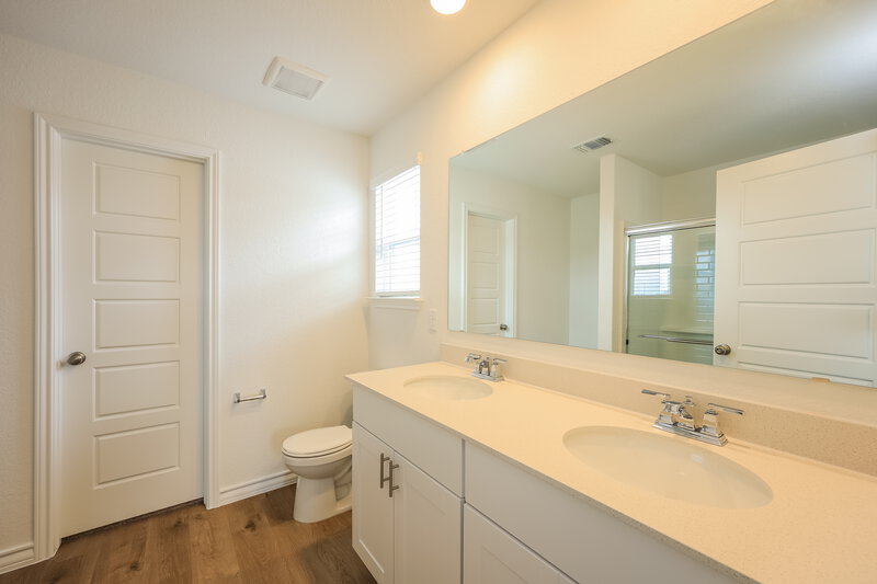 2,290/Mo, 10403 Monte Carmel Pl Converse, TX 78109 Main Bathroom View