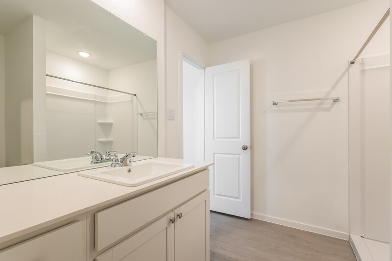 1,405/Mo, 1818 Musk Rose Converse, TX 78109 Main Bathroom View 2