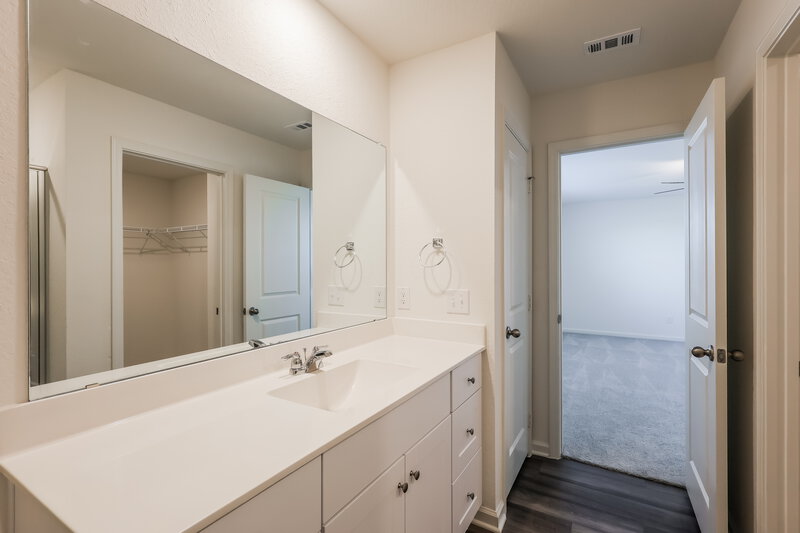1,725/Mo, 5713 Texas Palm Dr Converse, TX 78109 Main Bathroom View 2