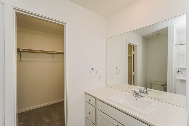1,500/Mo, 544 Roquefort St New Braunfels, TX 78130 Main Bathroom View