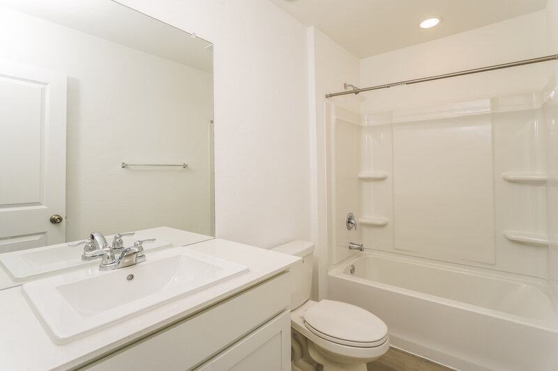 1,500/Mo, 544 Roquefort St New Braunfels, TX 78130 Bathroom View