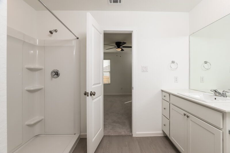 1,550/Mo, 2210 Sulphur Rose Converse, TX 78109 Main Bathroom View 2