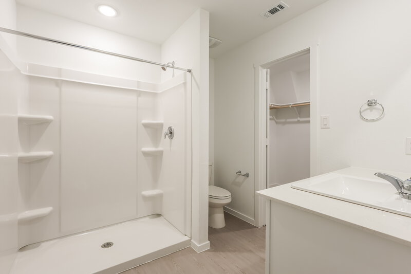 1,470/Mo, 528 Roquefort St New Braunfels, TX 78130 Main Bathroom View