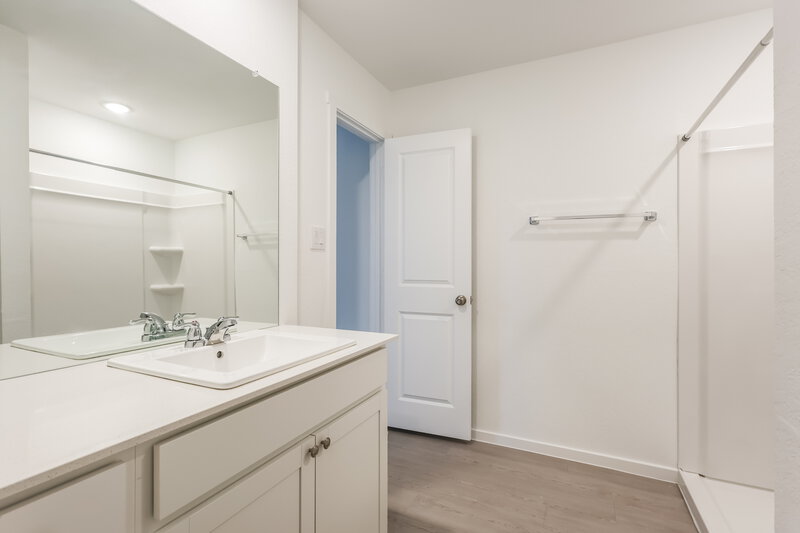 1,470/Mo, 528 Roquefort St New Braunfels, TX 78130 Main Bathroom View 2