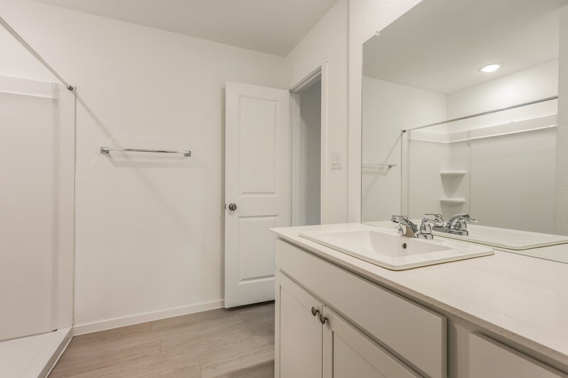 1,565/Mo, 3415 Muenster Ave New Braunfels, TX 78130 Main Bathroom View 2