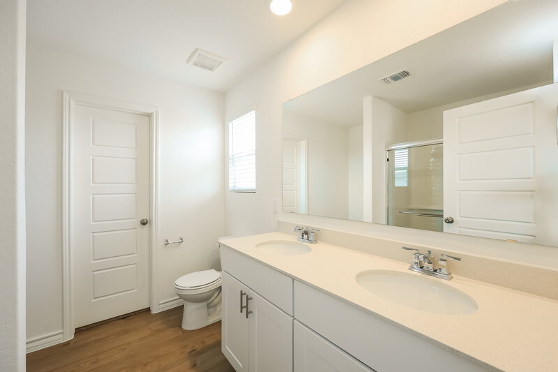 2,085/Mo, 1344 Vallarta Centro Converse, TX 78109 Main Bathroom View