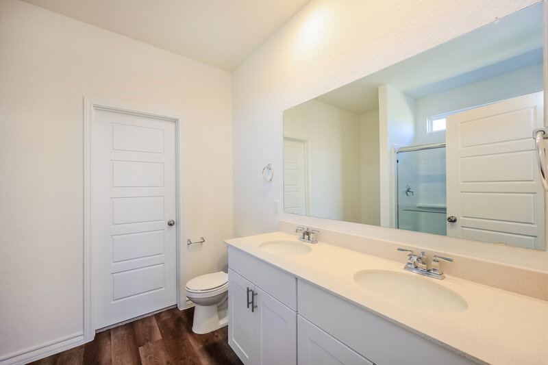 1,895/Mo, 10419 Monte Carmel Pl Converse, TX 78109 Main Bathroom View