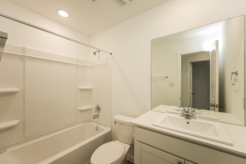 1,405/Mo, 11516 Chestnut Rose Converse, TX 78109 Bathroom View