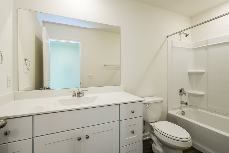 1,895/Mo, 5709 Texas Palm Dr Converse, TX 78109 Bathroom View 2