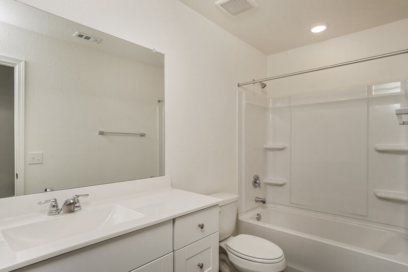 1,805/Mo, 5549 Bluebell Mdw Converse, TX 78109 Bathroom View