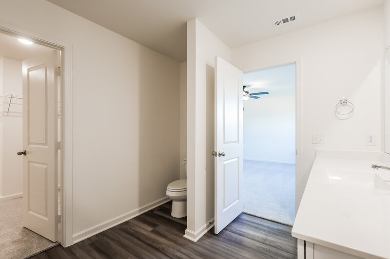 1,815/Mo, 5815 Texas Palm Dr Converse, TX 78109 Main Bathroom View 2