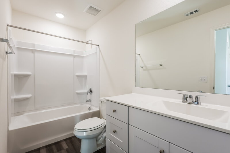 1,815/Mo, 5815 Texas Palm Dr Converse, TX 78109 Bathroom View 2