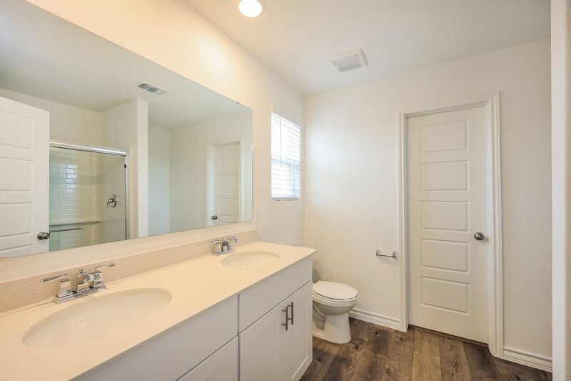 2,290/Mo, 1350 Vallarta Centro Converse, TX 78109 Main Bathroom View