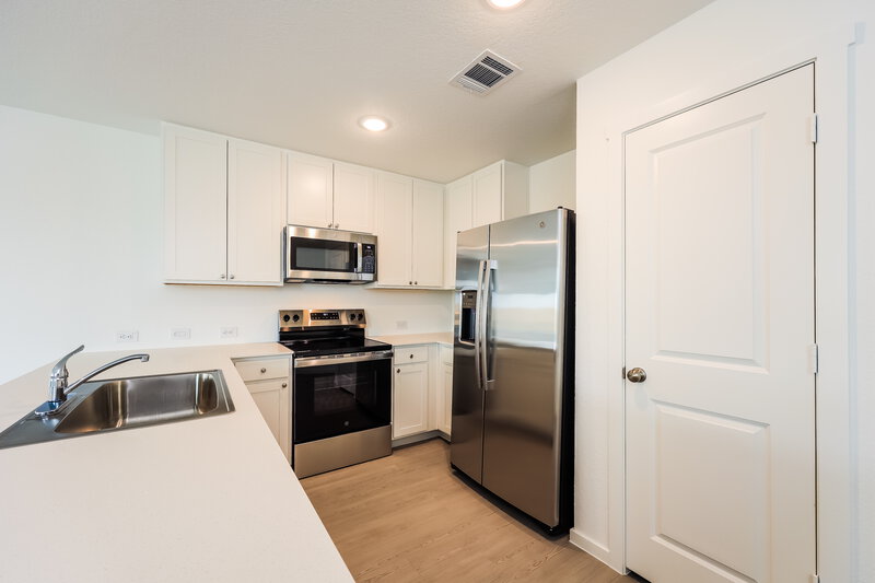 1,535/Mo, 539 Roquefort St New Braunfels, TX 78130 Kitchen View