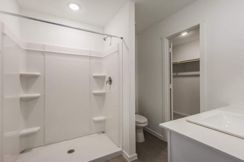 1,695/Mo, 536 Roquefort St New Braunfels, TX 78130 Main Bathroom View