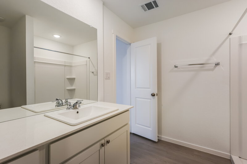 1,695/Mo, 536 Roquefort St New Braunfels, TX 78130 Main Bathroom View 2