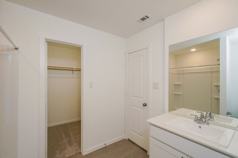 1,635/Mo, 543 Roquefort St New Braunfels, TX 78130 Main Bathroom View
