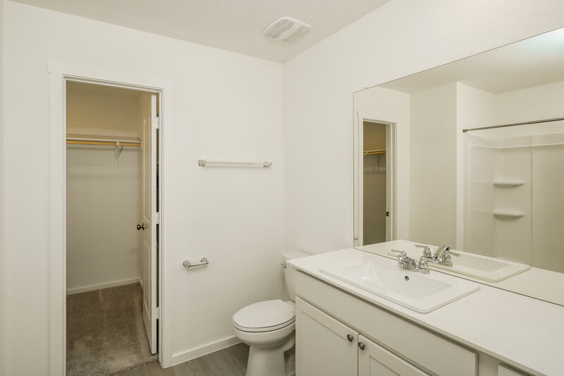 1,505/Mo, 11528 Chestnut Rose Converse, TX 78109 Main Bathroom View