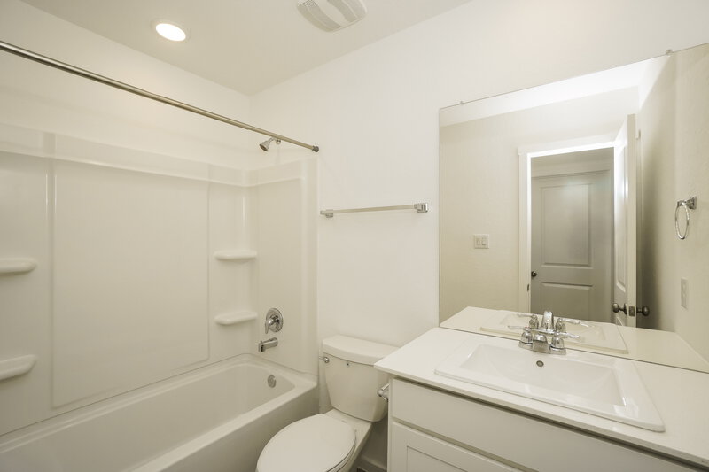 1,505/Mo, 11528 Chestnut Rose Converse, TX 78109 Bathroom View