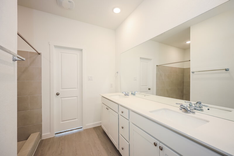 1,850/Mo, 15522 Crescent Pine San Antonio, TX 78253 Main Bathroom View