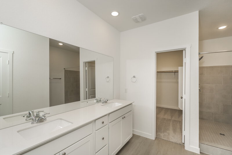 1,765/Mo, 15526 Crescent Pine San Antonio, TX 78253 Main Bathroom View