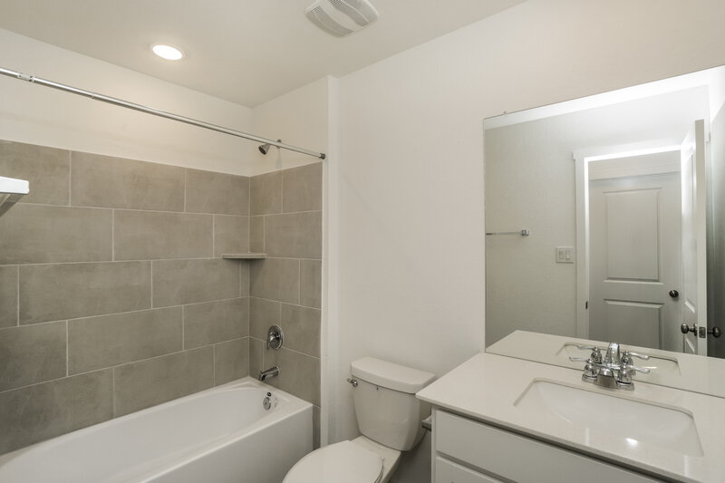 1,765/Mo, 15526 Crescent Pine San Antonio, TX 78253 Bathroom View