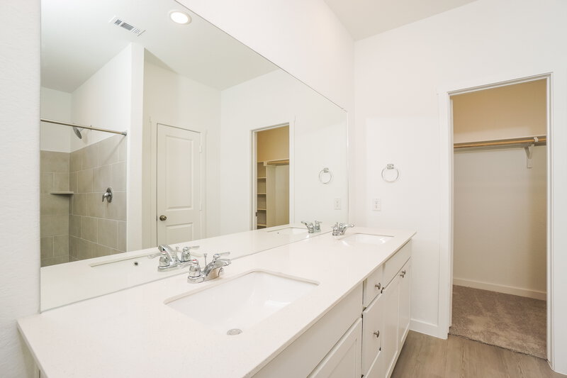 2,015/Mo, 15546 Crescent Pine St San Antonio, TX 78253 Main Bathroom View