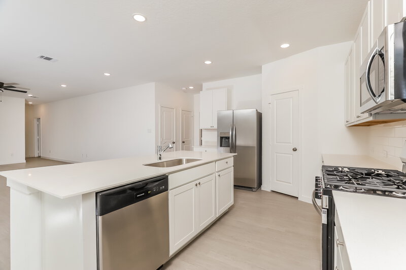 1,820/Mo, 15554 Crescent Pine San Antonio, TX 78253 Kitchen View 2