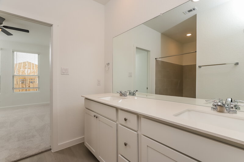 1,820/Mo, 15554 Crescent Pine San Antonio, TX 78253 Main Bathroom View 2